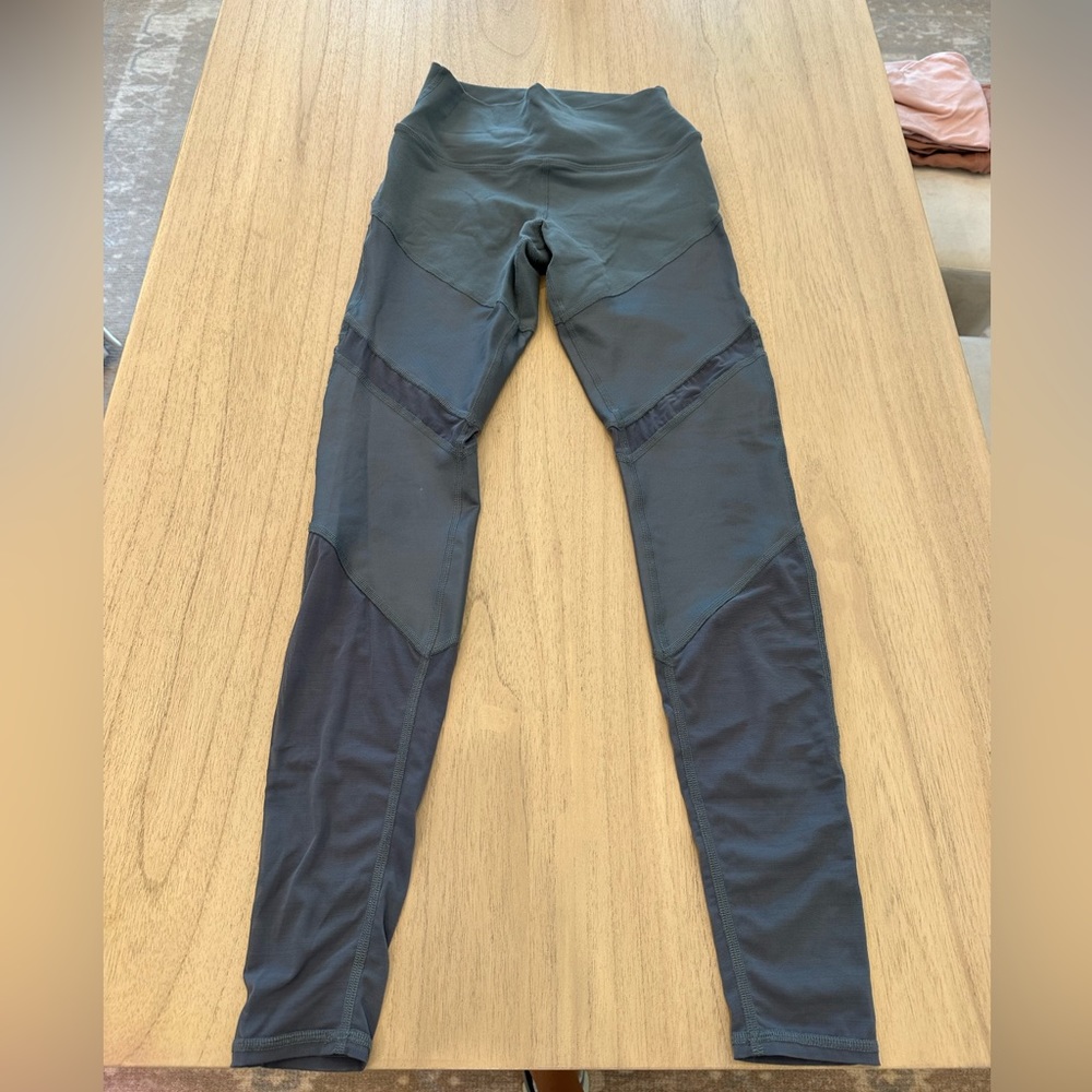 Alo Yoga gray leggings size XS